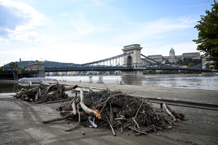 Budapest - rakpart takarítása az árvíz után. Fotó: Mohos Márton 24.hu