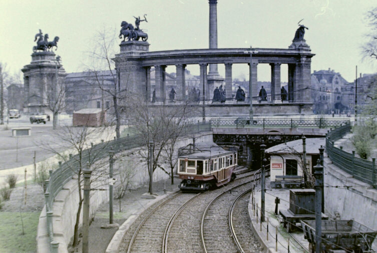 Hősök tere a Millenniumi Földalatti Vasúttal - 1954 Fotó: Fortepan