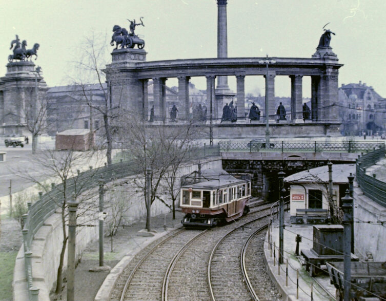 Hősök tere a Millenniumi Földalatti Vasúttal - 1954 Fotó: Fortepan