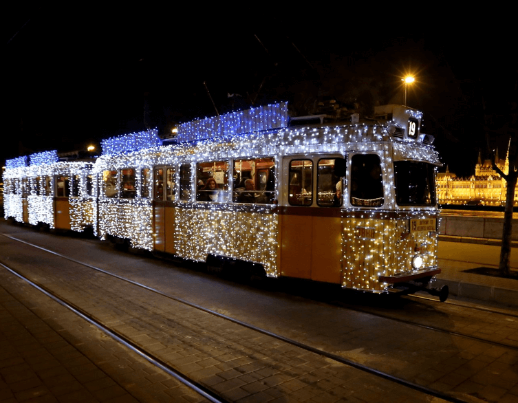 Indul a fényvillamos Budapesten