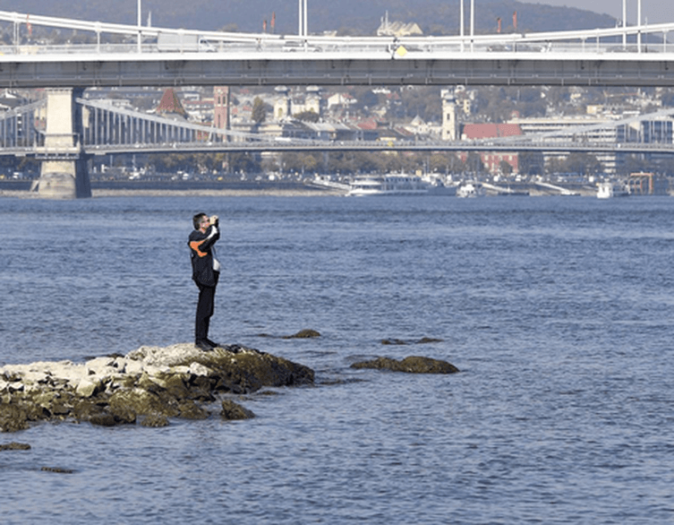 Budapest különleges márciusi látványossága: az Ínség-szikla