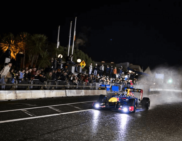 Coulthard száguld a Red Bull Racingen Budapest utcáin