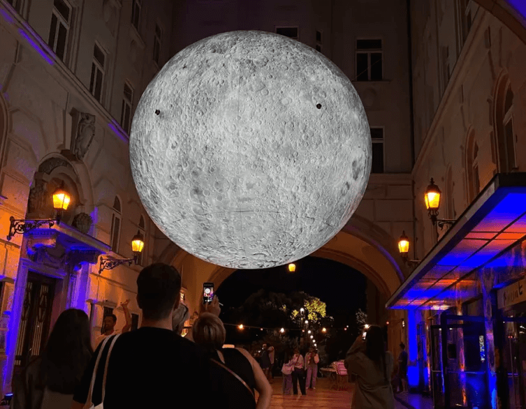 Kipukkadt a Giant Moon