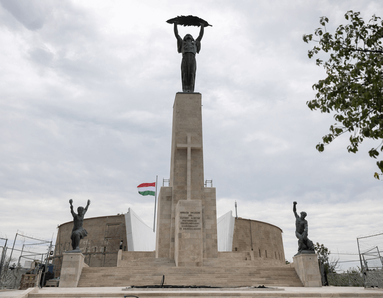 Kereszt a budapesti Szabadság-szobron