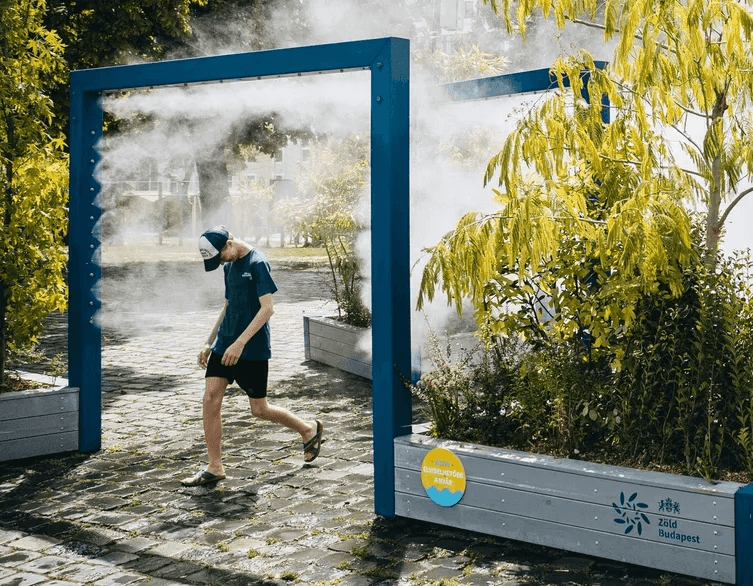 Hűsölj a Városháza Park óriás párakapujában!