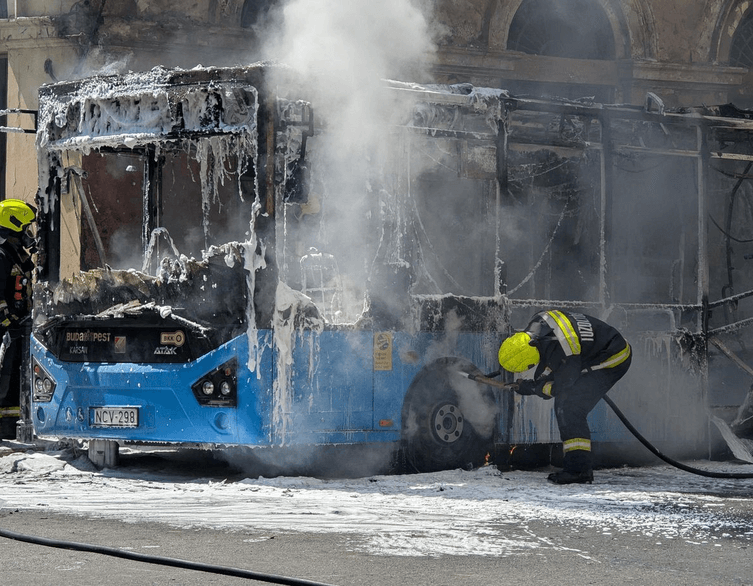 Busz égett ki Budapest szívében, a tűz egy épületet is elérte
