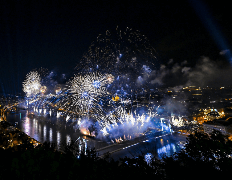Tűzijáték 2025 Budapest államalapítás ünnepe! Fotó: MTI/Illyés Tibor