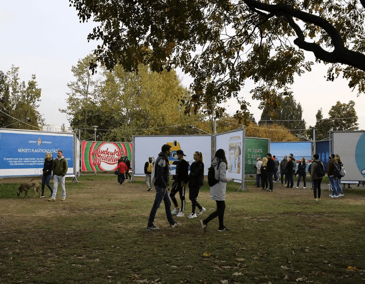 Egy szabadtéri plakátkiállítás, ami 25 éve pofonként ér