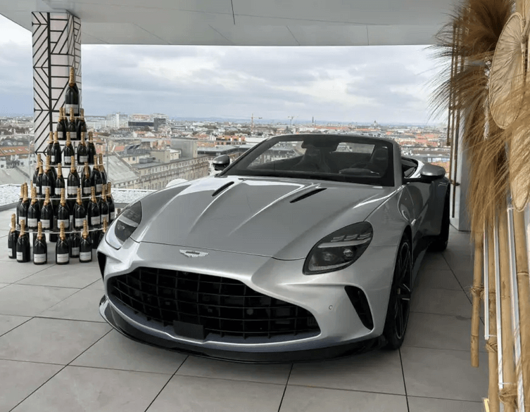 Egy Aston Martin szállt az égbe Budapest belvárosában