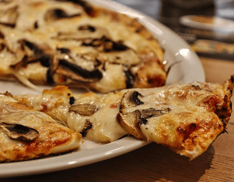 Féláron, forrón, Nápolyból: jön a pizzarajongók legínycsiklandóbb estéje!