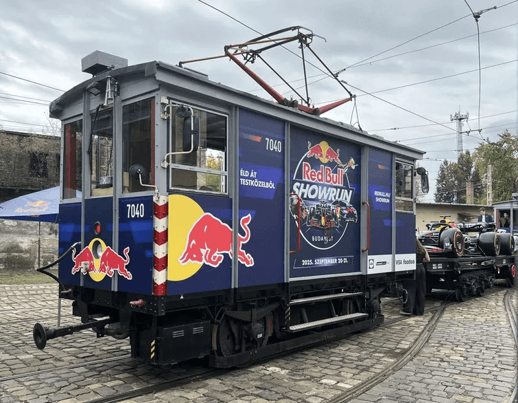 Forma–1-es Red Bull-autók villamoson járják be Budapestet a 2025-ös Showrun előtt