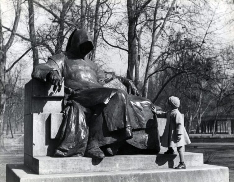 Anonymus szobra 1960-ban. Fotó: Fortepan / Móra András