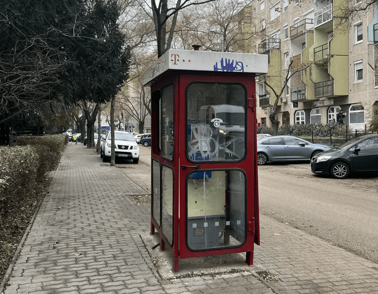 Eltűnnek a ronda telefonfülkék Budapest utcáiról