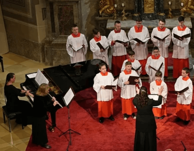 Angyali hangok Egerből: Ünnepi közös éneklés az adventi fények alatt