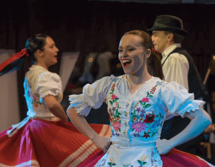 Budapesti hajózás 4 fogásos vacsorával magyar folklór előadással
