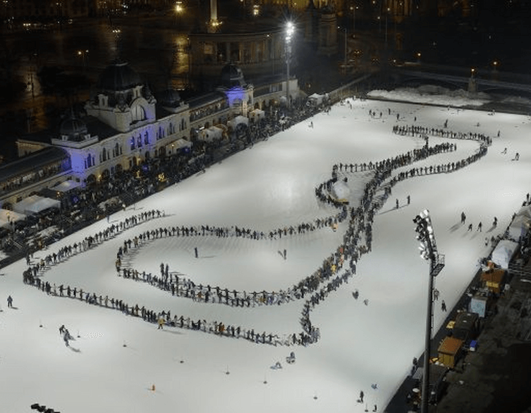 Rekord a jégen Budapesten: együtt korcsolyázott 695 ember a Városligetben